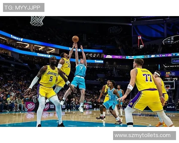 贾雷斯沃克展现潜力成为NBA新星引发球迷热议与期待